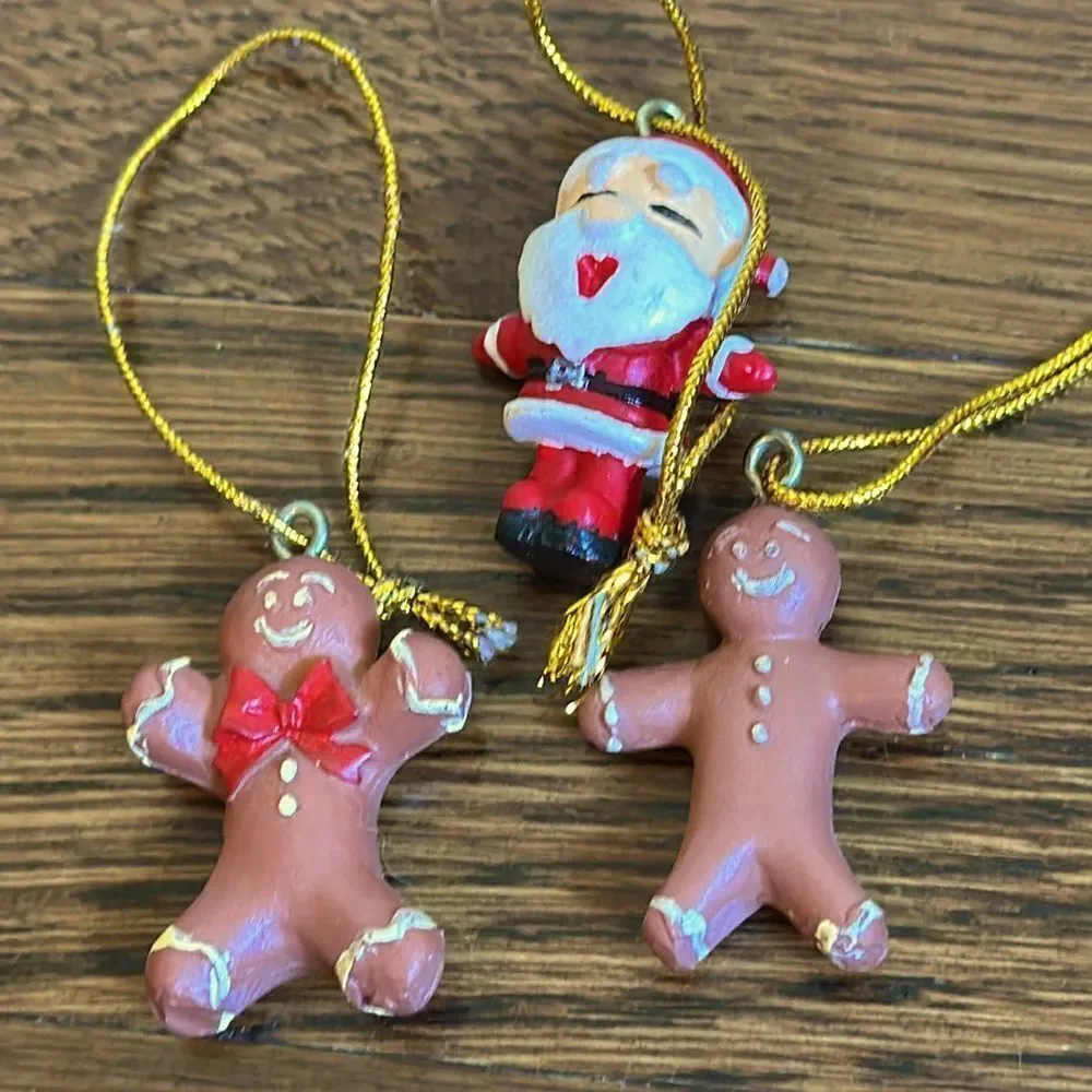 Lot of‎ 13 small resin plastic Christmas tree ornaments